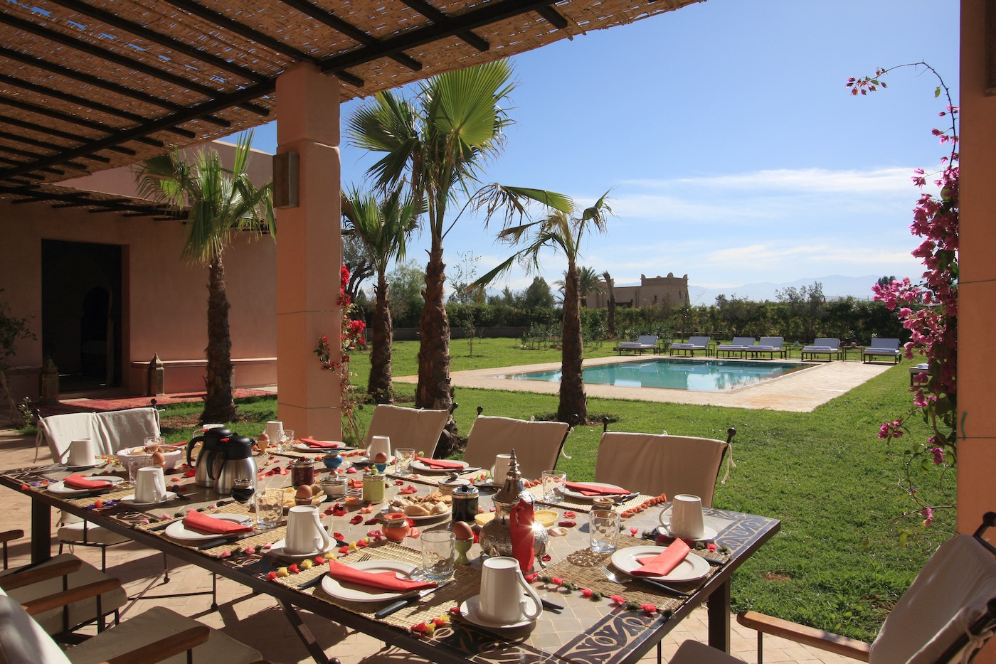 Terrasse d'une villa à Marrakech avec vue sur la piscine privée